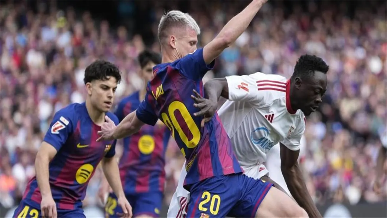 أوسو يفتتح التسجيل لصالح إشبيلية في شباك برشلونة ضمن مواجهة الفريقين القوية